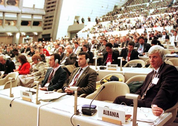 Sessão de abertura da COP 3, no Japão, em 1º de dezembro de 1997. Reunião aprovou o Protocolo de Kyoto 